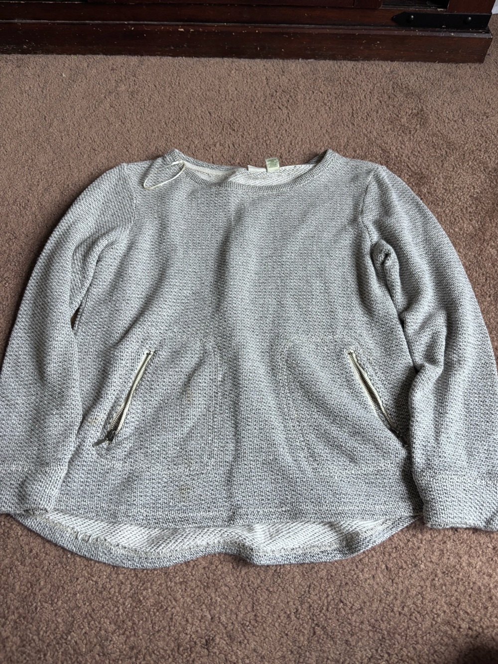 Lucy & Laurel Light Gray Scoop Neck Knit Sweater